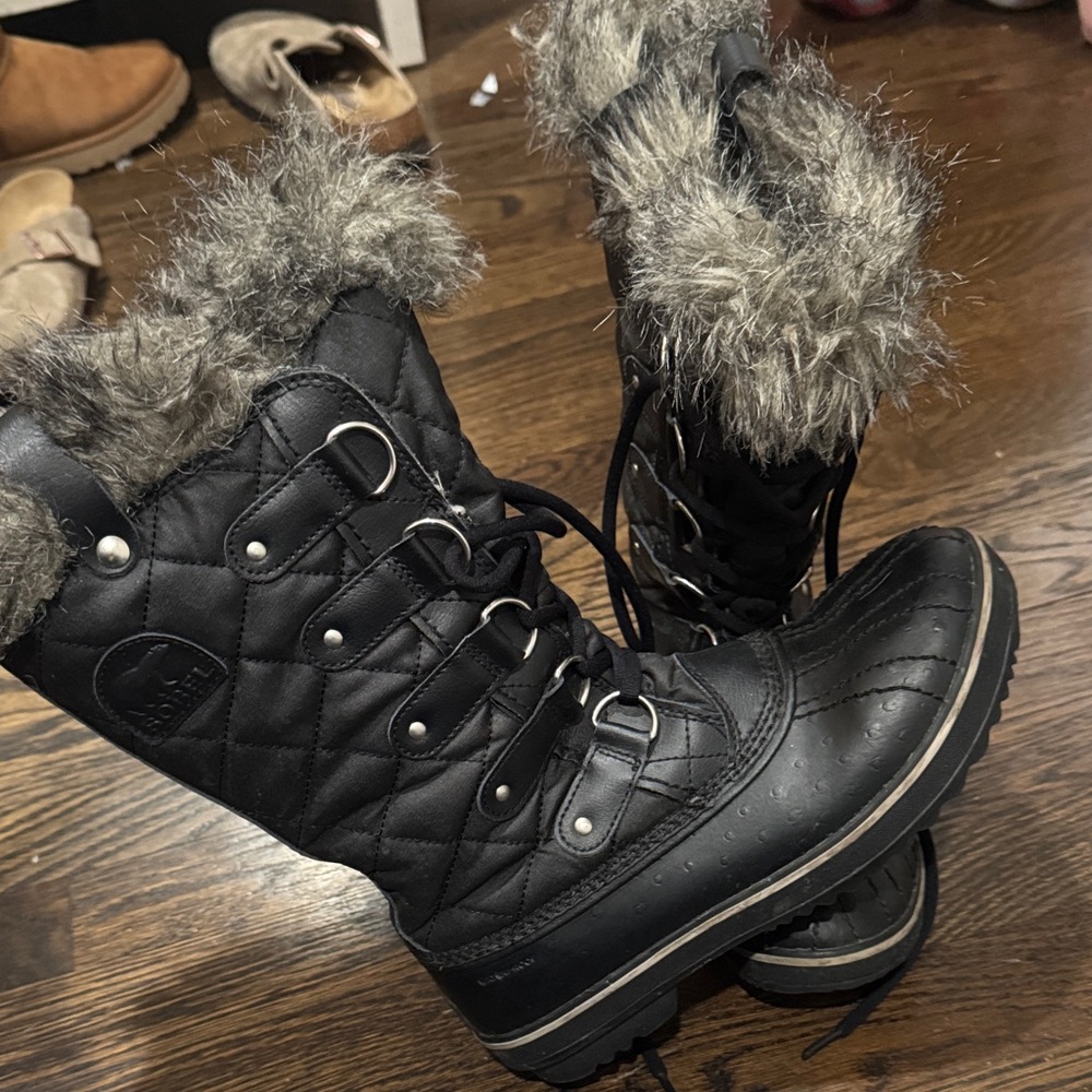 Sorel Black Quilted Ankle Boots with Fur Trim